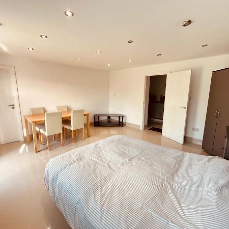 Large Studio Flat B Near Heathrow Χίλινγκτον Εξωτερικό φωτογραφία